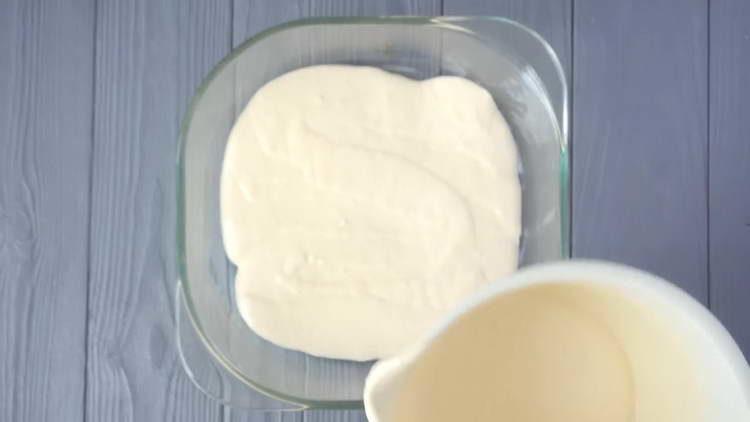 смажете формата с масло