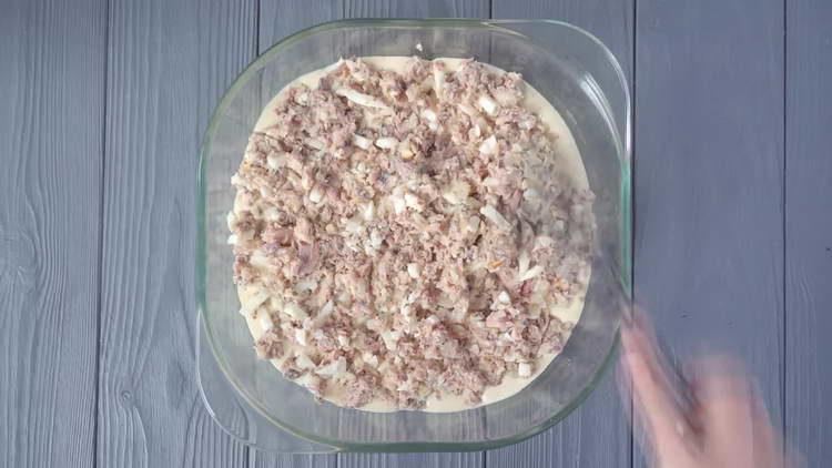 сложете консервирана храна върху тестото