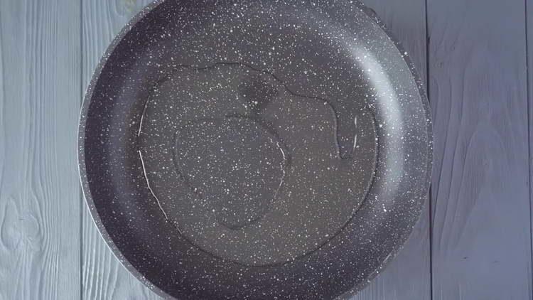 изсипете олио в тигана