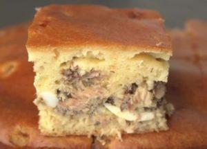 delicioasă plăcintă jeleu cu pește conserve