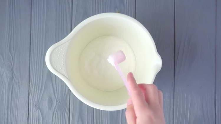 смесете заквасена сметана със сода