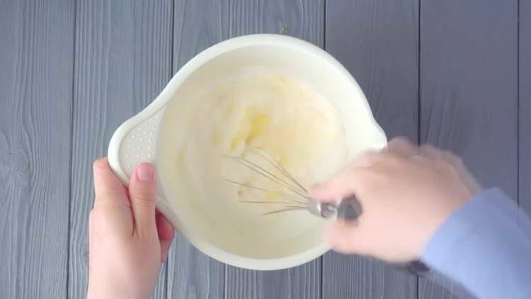 изпратете яйца към заквасена сметана