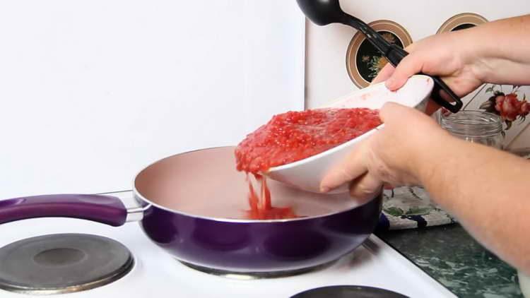 poseu una paella a la cuina