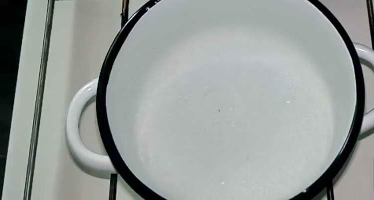 gießen Sie Wasser in die Pfanne