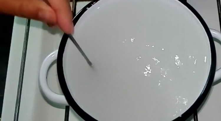 Salz und Essig ins Wasser geben