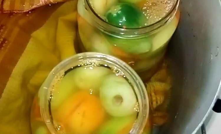 Marinade in Tomaten gießen