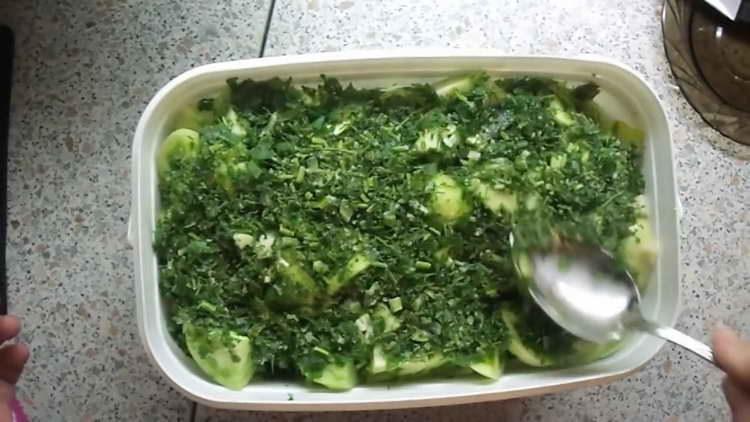 накълцайте билките и чесъна