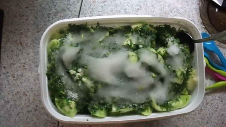 залейте доматите с оцет и захар