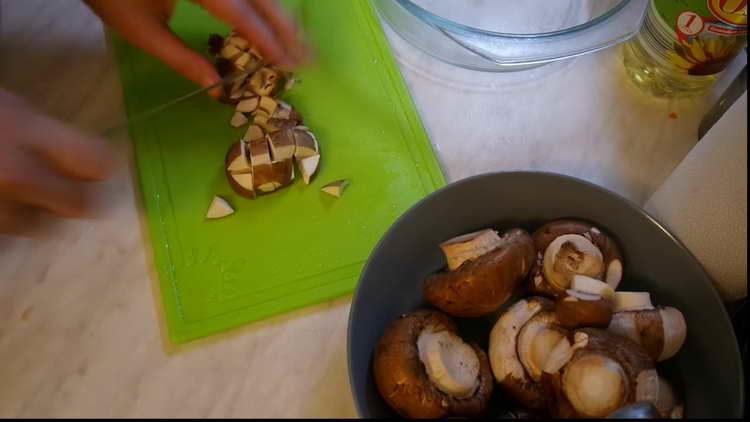 couper les champignons en morceaux