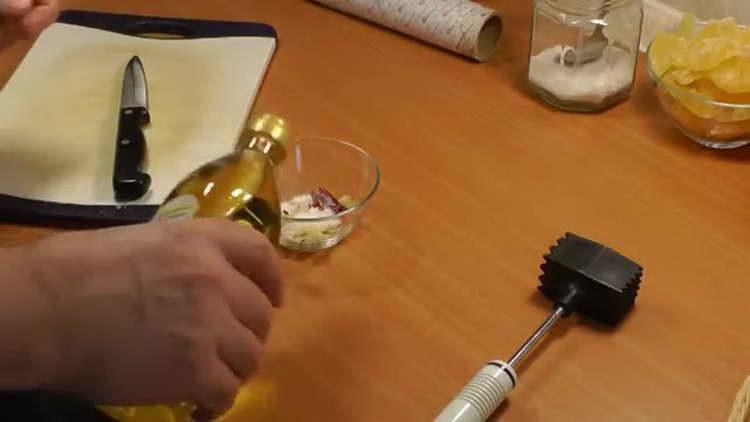 envie alho e pimenta para a tigela