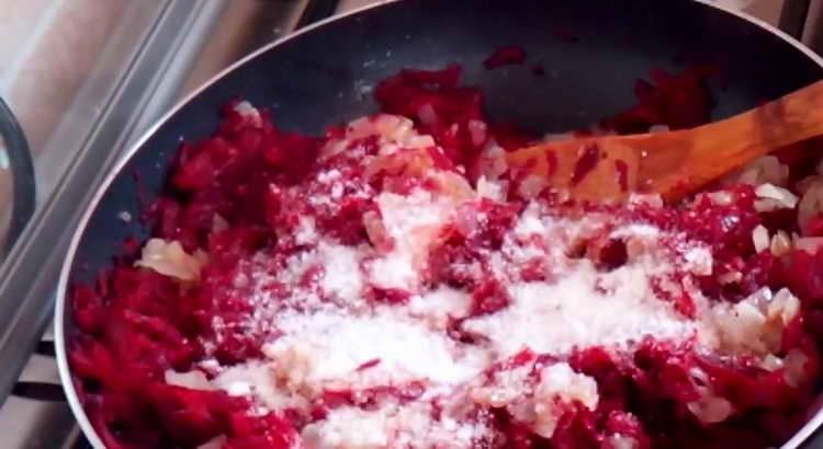 adăugați zahăr în sfeclă