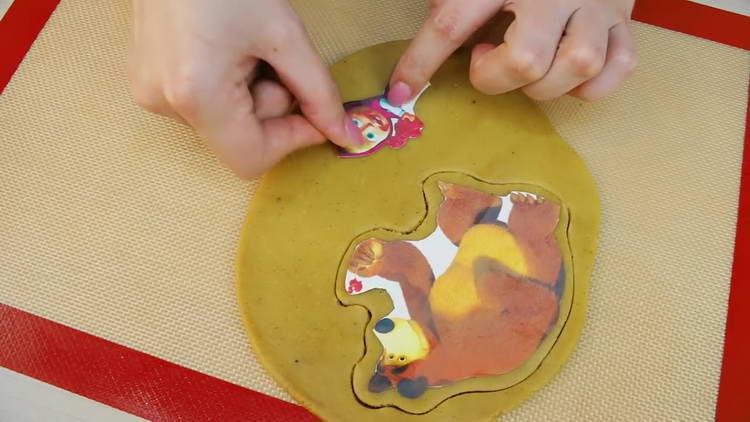 גזרו דמויות מהבצק