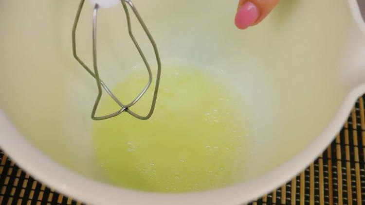 מקציפים את החלבון במיקסר