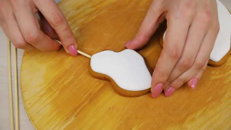 הניחו את הדמויות על הלחם