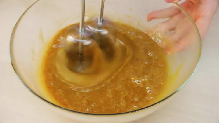 מקציפים את התערובת בעזרת מערבל