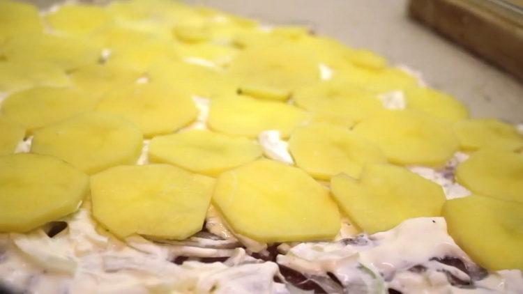 mettre les pommes de terre sur la viande