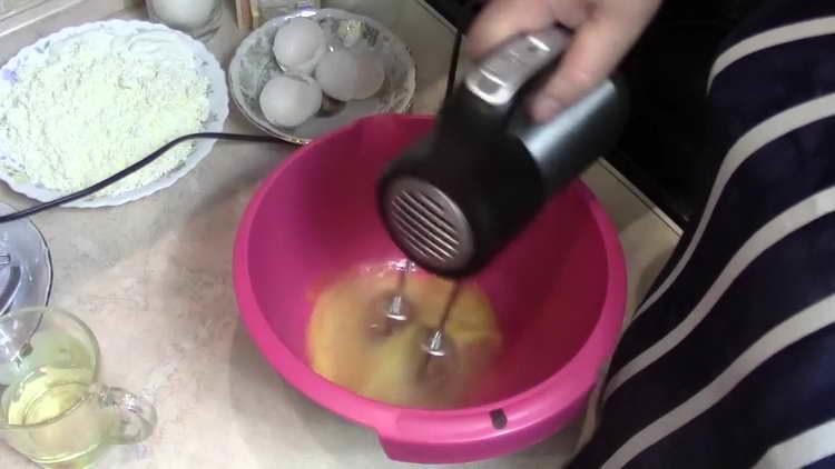 bate ouăle cu un mixer