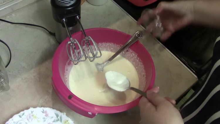 adăugați nucă de cocos în aluat