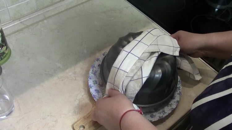 scoate tortul din matriță