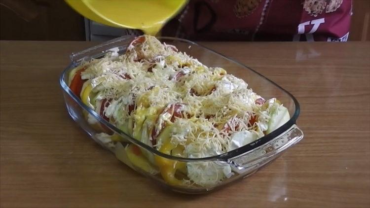 поръсете сирене с яйца