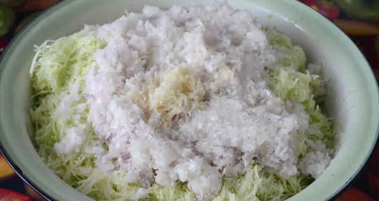 gnid løg og courgette