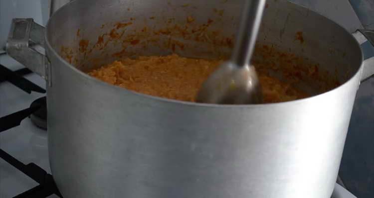 nedsænk blanderen i zucchini