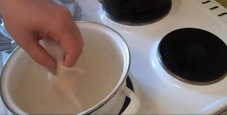 изпратете калмарите във вряща вода