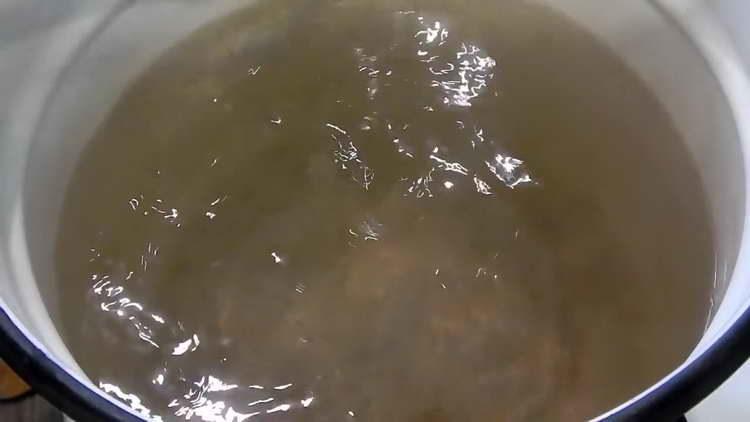 mettre de l'eau avec des épices sur le feu