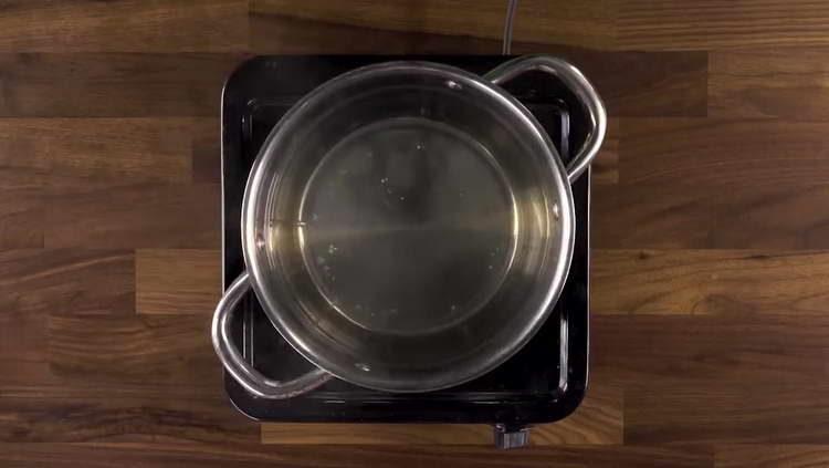 așteptând apă clocotită