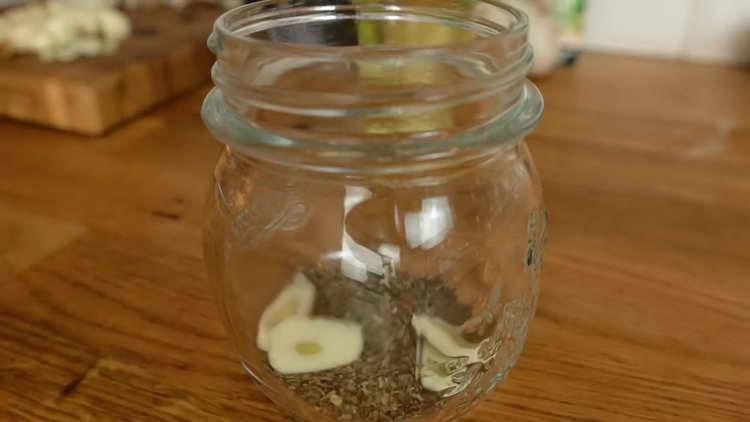 poslat česnek do sklenice