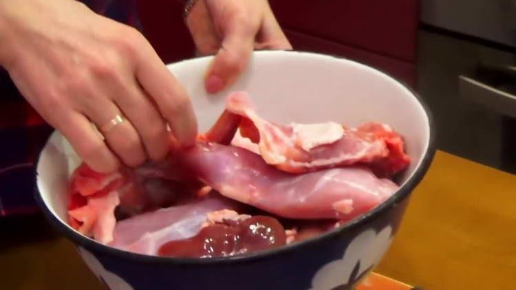 tăiați iepurele în bucăți