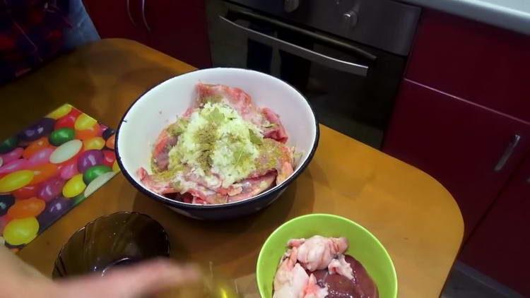 amestecă iepurele cu ceapa și condimentele