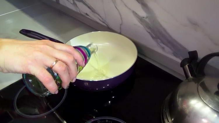 se toarnă uleiul în tigaie