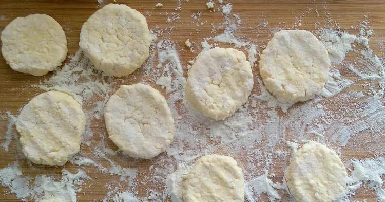 fem pastissos de formatge a partir de massa