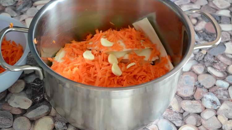 tilsæt hvidløg i gryden