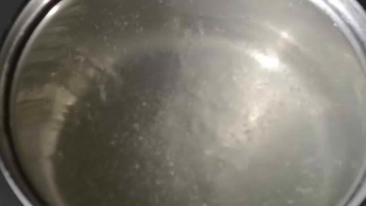 hæld vand og krydderier i gryden