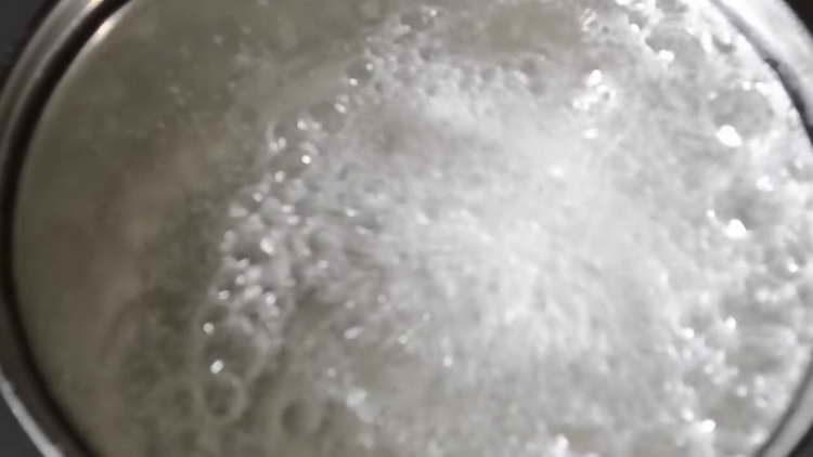 hæld eddike i gryden