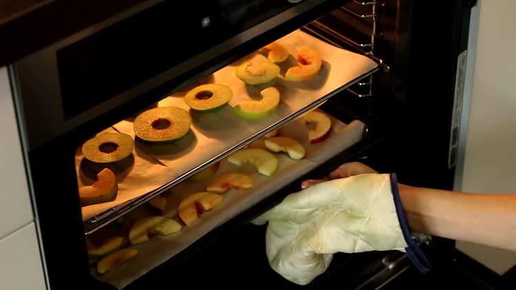 إرسال التفاح إلى الفرن