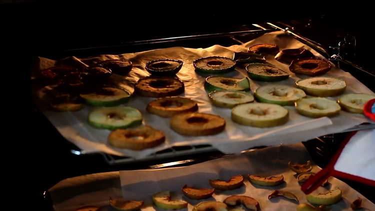 تأخذ التفاح من الفرن