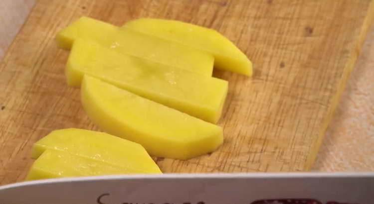 nakrájejte brambory