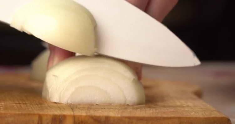 nakrájejte cibuli na proužky