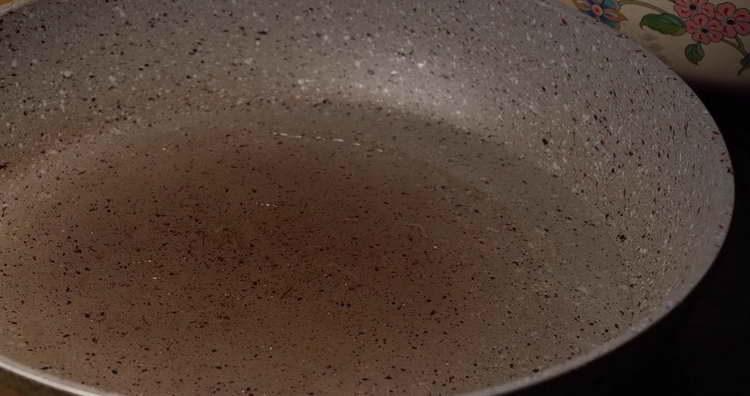 nalijte olej do pánve