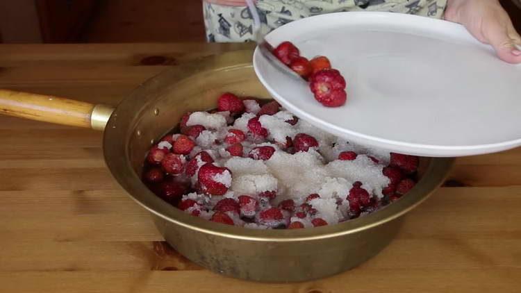 nous avons des fraises sur une assiette