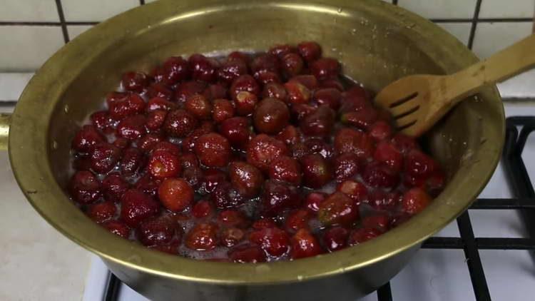 verser les fraises dans le jus