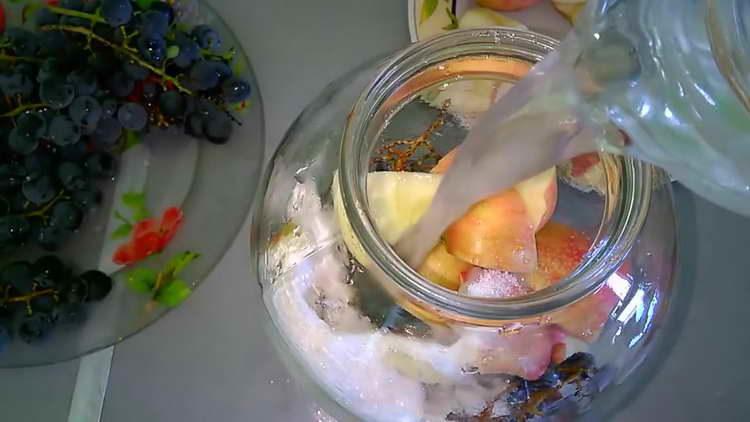 se toarnă apă în conserve