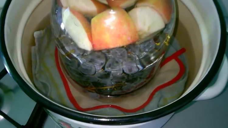 puneți compotul gătit