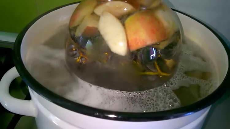 fierbeți fructele tocate