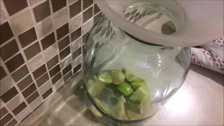 нарежете ябълките на филийки