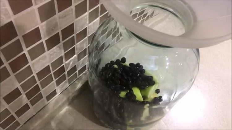 сложете ябълки и планинска пепел в буркан