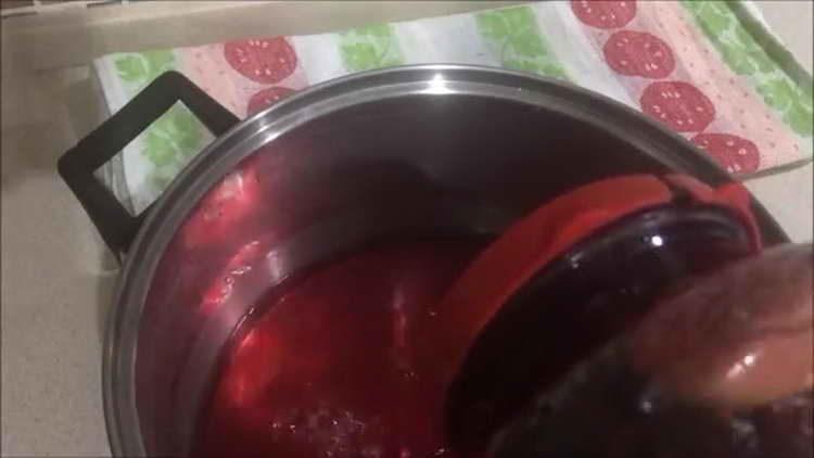 изсипете сиропа от консервата